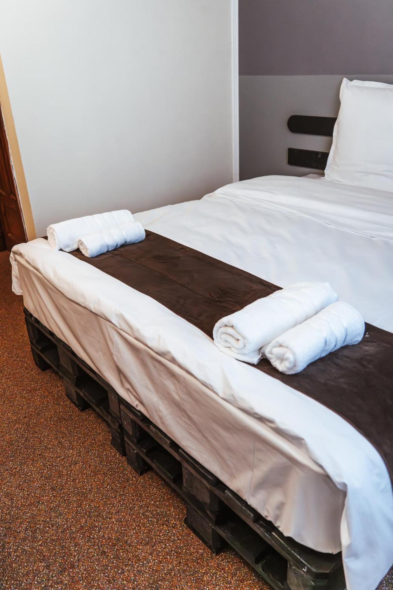Casa Rosu Hotel คลูจ-นาโปกา ภายนอก รูปภาพ
